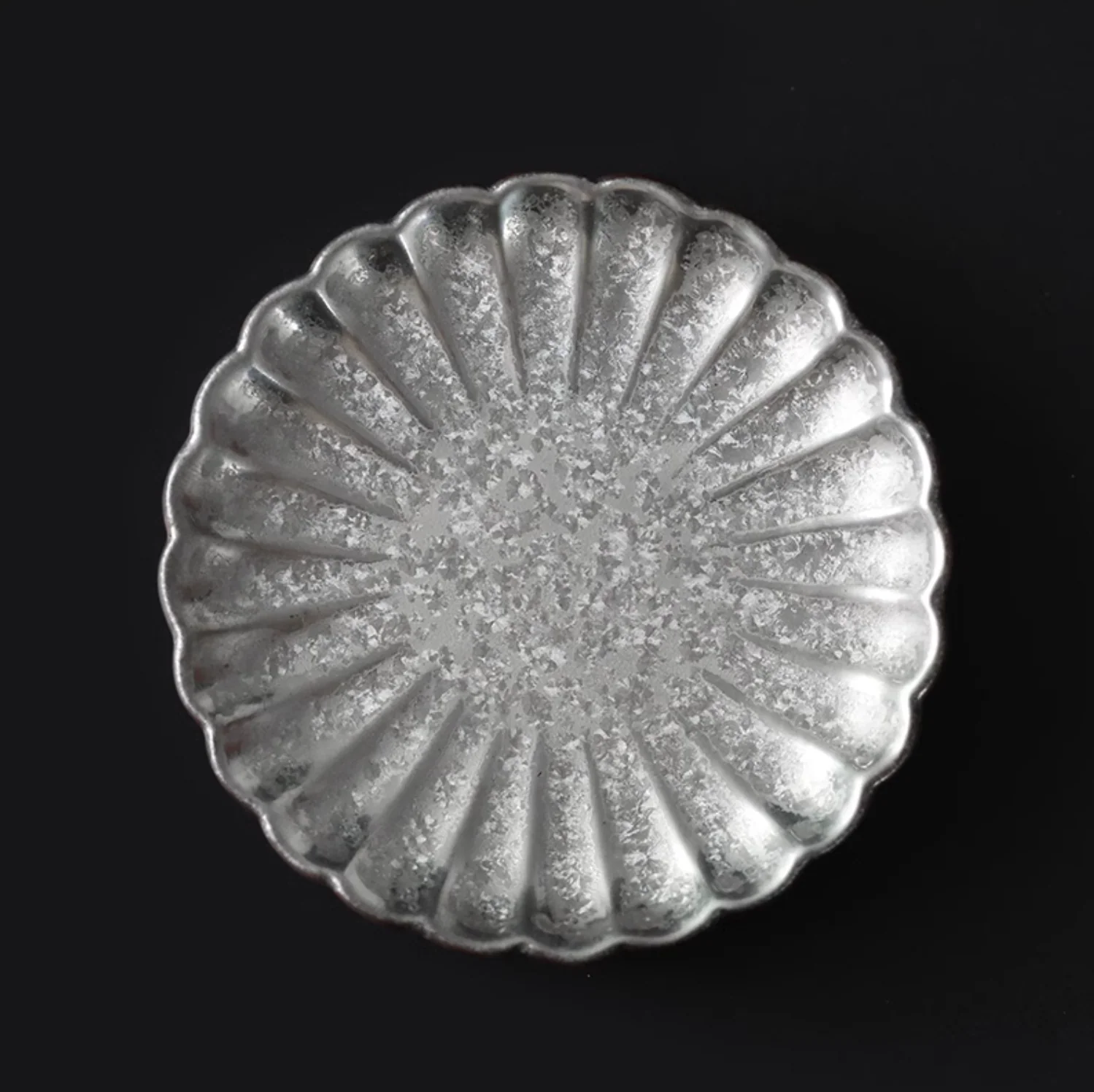 Hasami Ware Toyotsu Handcrafted Gold and Silver Decorated Dessert Plate Gift Set - Image 17