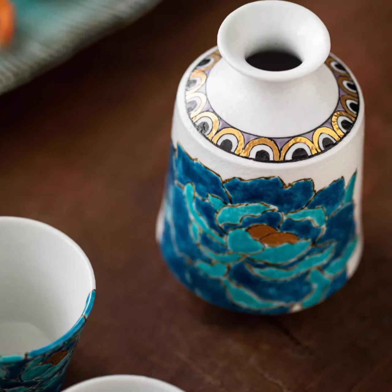 Kutani Ware Green Peony Sake Set - Image 6
