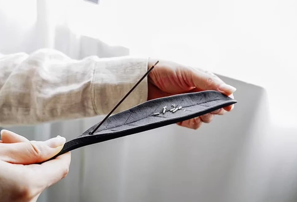 Nambu Tekki Cast Iron Incense Holder – Rock & Leaf Design - Image 3