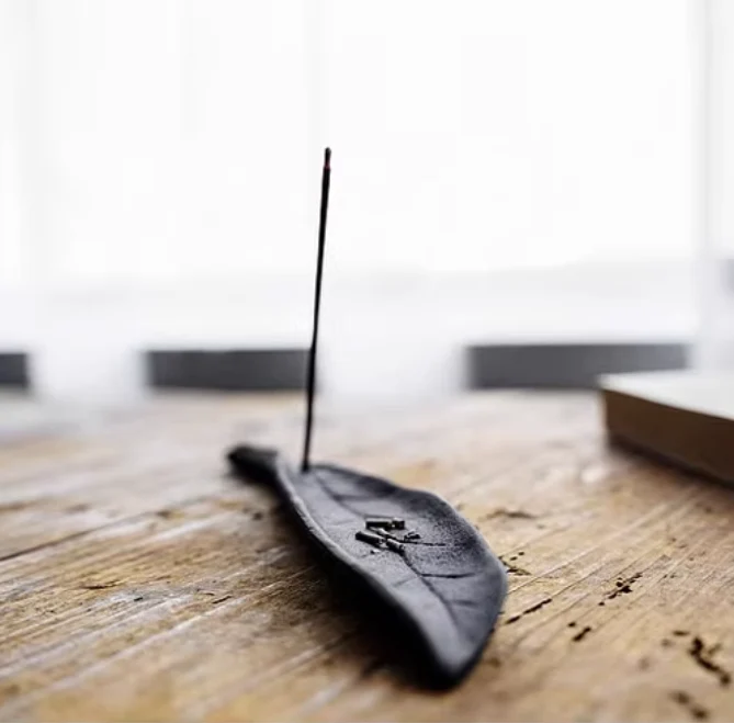 Nambu Tekki Cast Iron Incense Holder – Rock & Leaf Design - Image 5