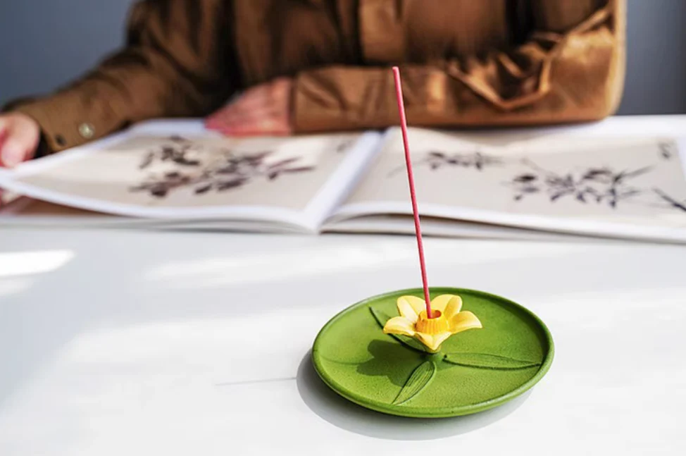 Nambu Tekki Creative Floral Incense Plate - Image 3